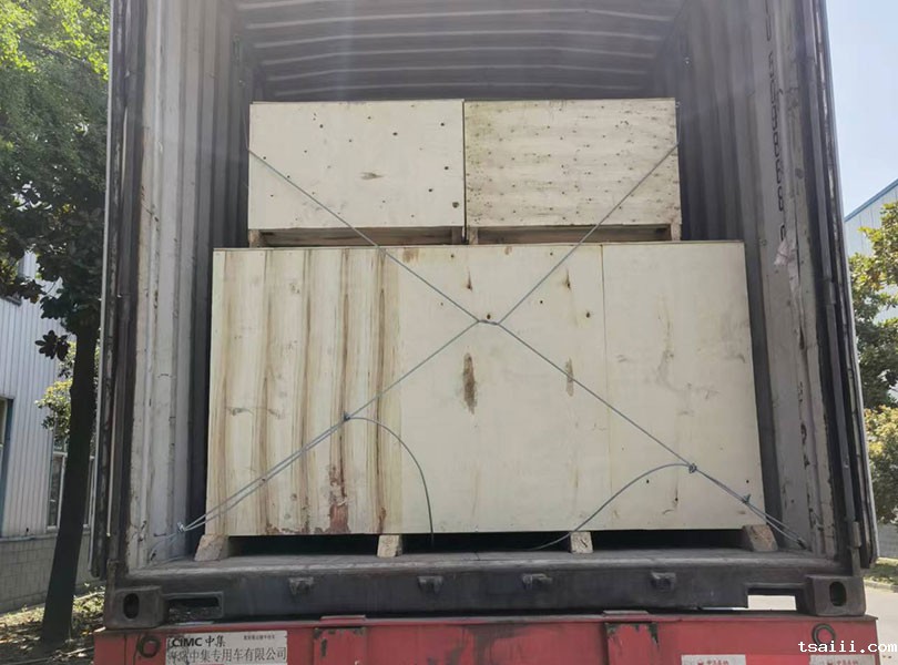 土库曼斯坦发货-8腔吹瓶机和80头三合一灌装机3